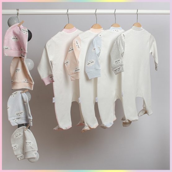 Pijama colorată de bebeluși cu botoși și căciuliță