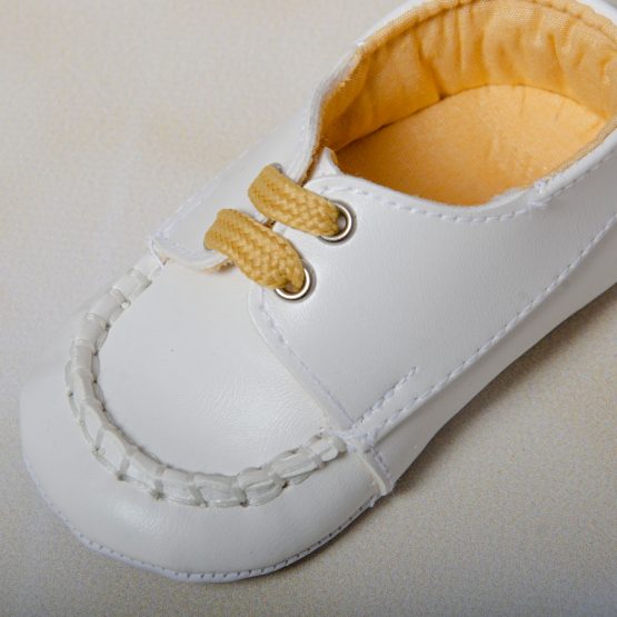 Pantofiori eleganți albi de băieți cu șiret
