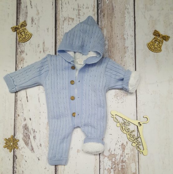 Salopetă tricotată albastra îmblănită cu nasturi și glugă pentru bebelusi