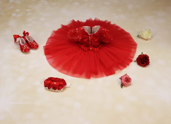 Rochiță de botez elegantă cu volănașe din dantelă pe piept – Alice roșie