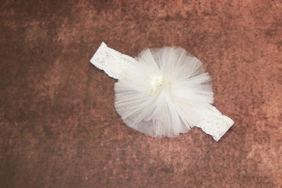 Rochiță de botez elegantă cu dantelă ivoire și volănaș ( 3-6-9 luni)