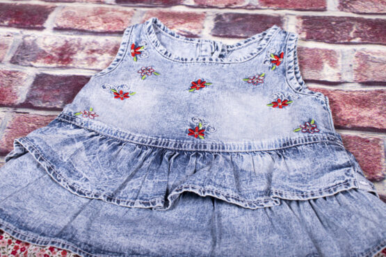 Rochiță de blugi cu volănașe și floricele de fetițe (6-18 luni)