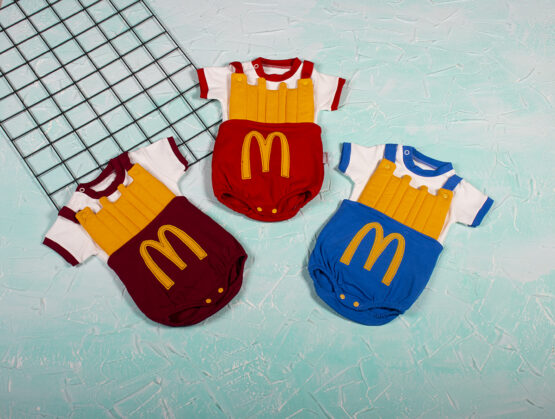 Costumaș vesel de bebeluși cu tricou și salopetă McDonald’s (3-6-9 luni)