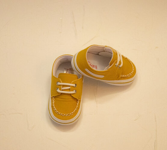 Pantofiori galbeni de băieți cu șiret