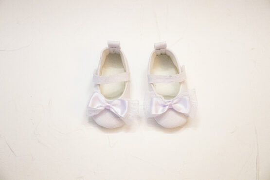 Pantofiori albi cu fundiță pentru bebeluși