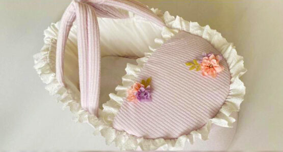 Landou lila elegant de bebeluși cu dantelă și floricele