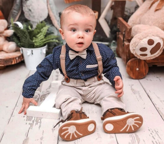 Set elegant pentru bebe cu pantaloni cu bretele și cămașă albastră tip body cu papion(6-24 luni)