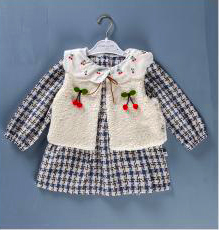 Rochiță de bebeluși din stofă cu imprimeu pepit și vestă de blăniță albă ( 9-12-18-24 luni)