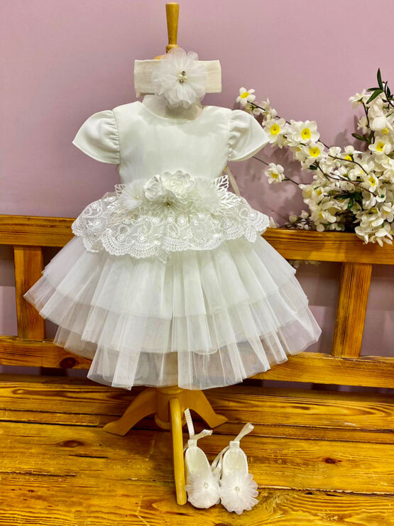 Rochiță elegantă albă de botez cu volănașe bentiță și botoșei  (0-3/3-6 luni)